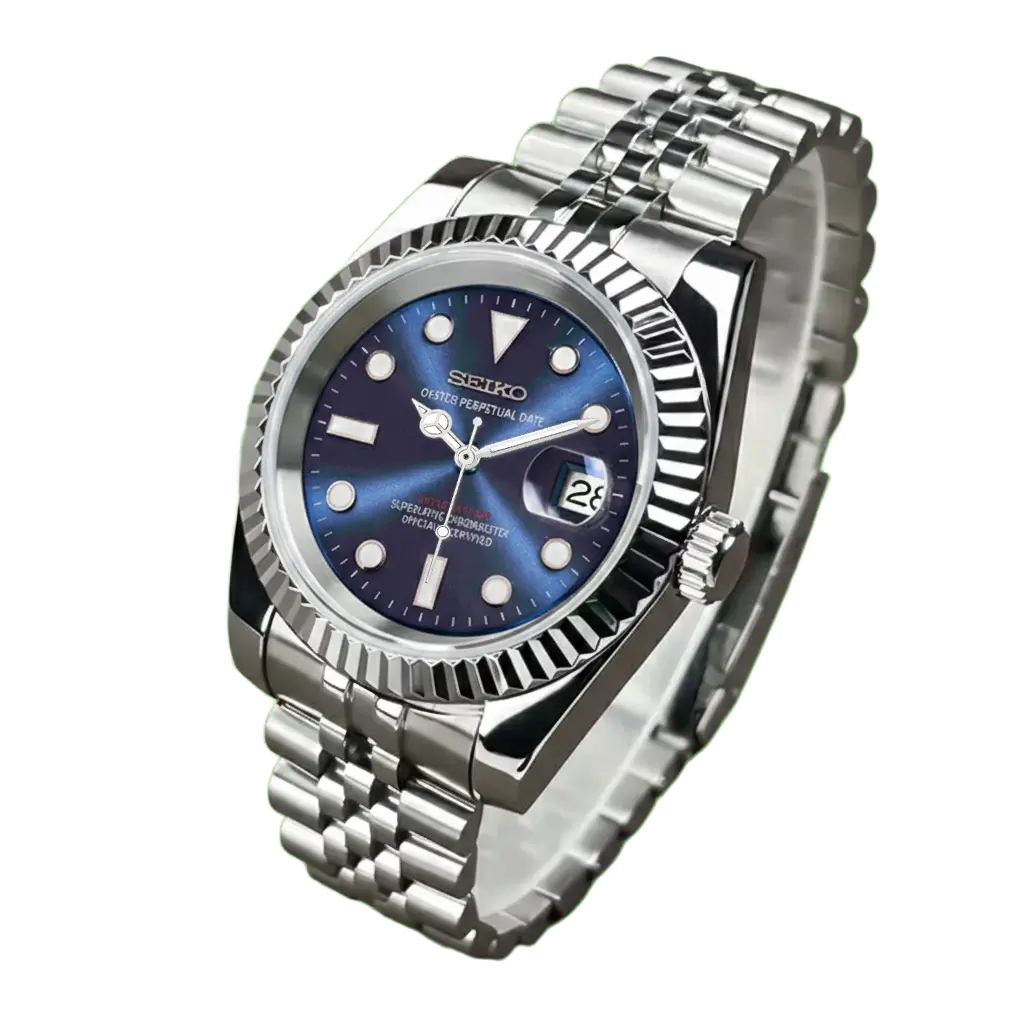 Seiko mod Deep Ocean Blue détourée, cadran bleu foncé soleillé, lunette cannelée, bracelet Jubilé acier, mouvement NH35