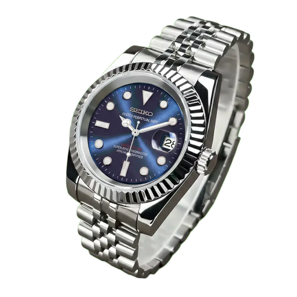 Seiko mod Deep Ocean Blue détourée, cadran bleu foncé soleillé, lunette cannelée, bracelet Jubilé acier, mouvement NH35