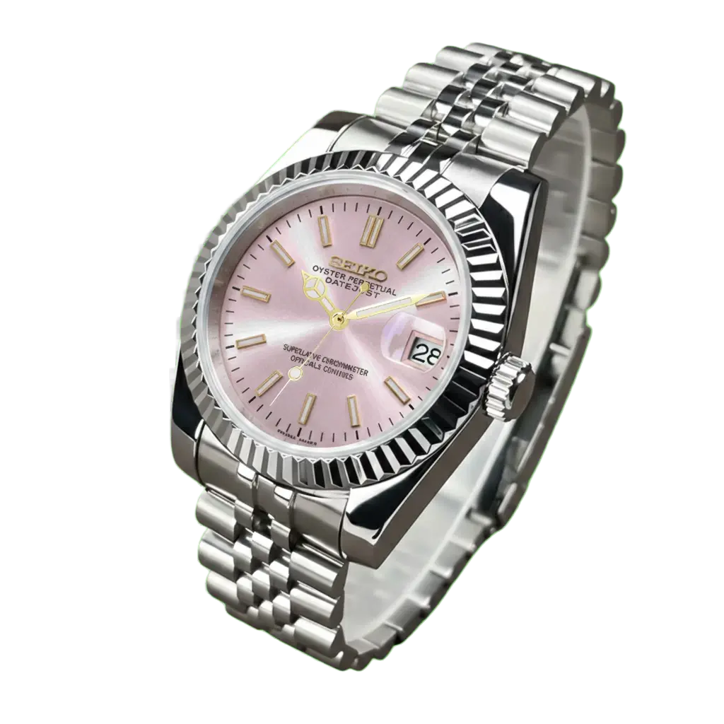 Seiko mod rose pearl lunette cannelée bracelet jubilé détourée sur fond transparent, mouvement automatique NH35